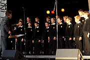 Der Tölzer Knabenchor auf der Open-Air Bühne (©Foto: Martin Schmitz)